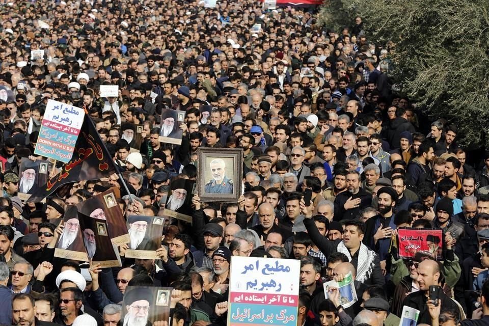 Ciudadanos iraníes salieron a las calles de Teherán para protestar por el asesinato del General Qasem Soleimani y mostrar su rechazo a EU.