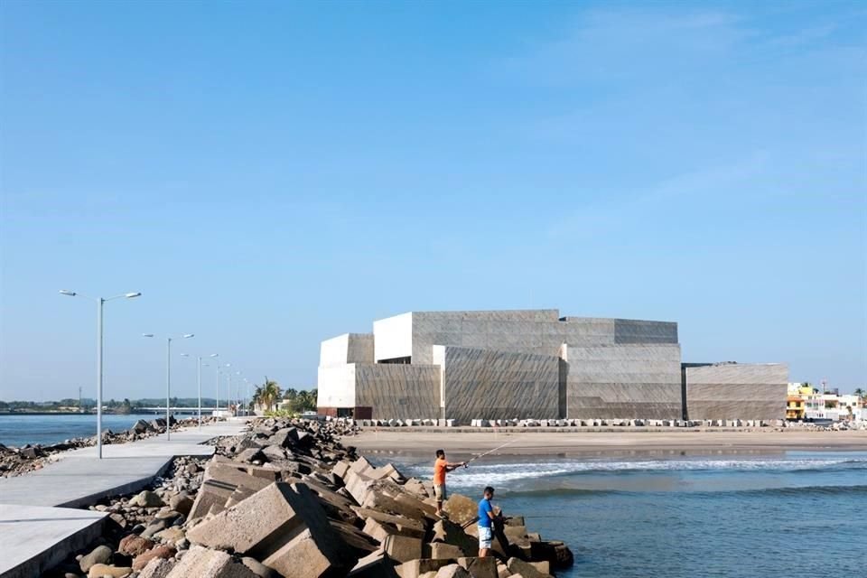 El edificio Foro Boca, el cual incita a la modernización del centro de Boca del Río, Veracruz, tiene un diseño atemporal formado por distintos cubos de concreto aparente.