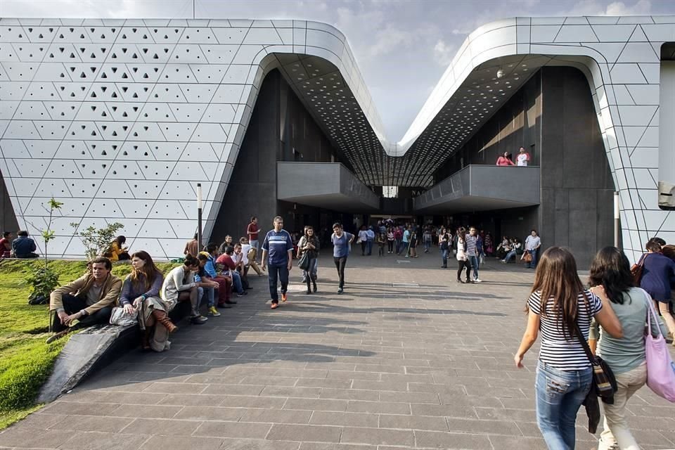 La fachada de la Cineteca Nacional está cubierta con paneles de aluminio, los cuales tienen perforaciones en forma de triángulos de diferentes tamaños.