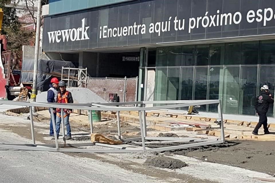 El accidente se registró en el edificio en construcción ubicado en la lateral de Constitución casi con Gonzalitos.