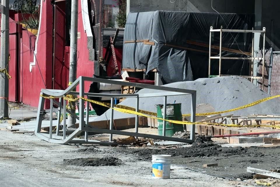 El trabajador estaba en la banqueta realizando una mezcla de cemento cuando le cayó encima la estructura metálica.
