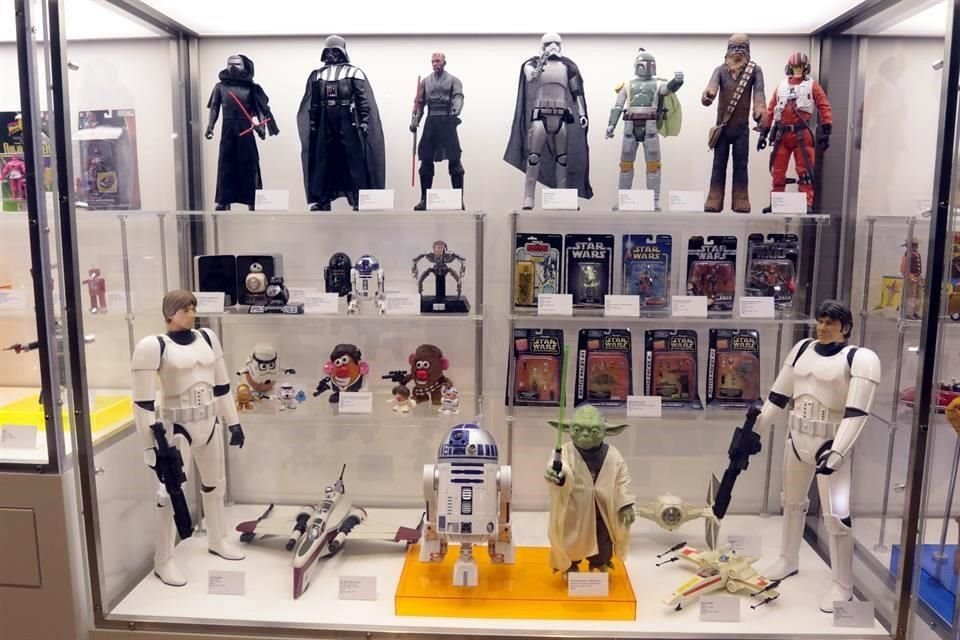 Algunas de las piezas más emblemáticas son un muñeco de Chabelo, colecciones de Hot Wheels y Star Wars, y juguetes que han sido vistos en películas.