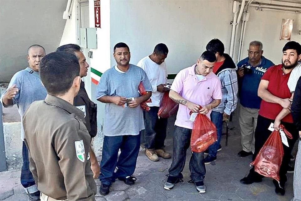 La llegada de paisanos repatriados desde Estados Unidos comenzó por el puerto de entrada de Matamoros.