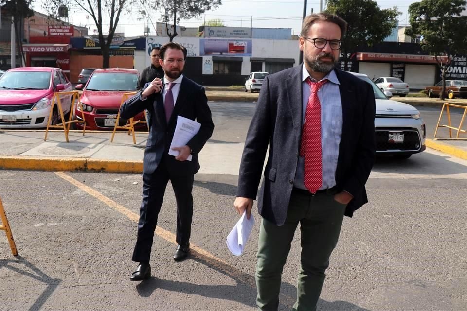 Ricardo Antonio Reyes Retana (der.), abogado de Javier Duarte, a su llegada al Reclusorio Norte de la CDMX.