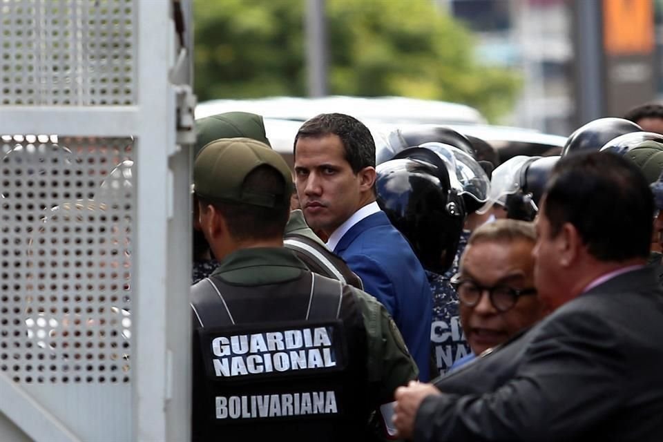 El opositor Juan Guaidó acusó que Policía venezolana impide el acceso a diputados al Parlamento, donde se elegirá una nueva Junta Directiva.