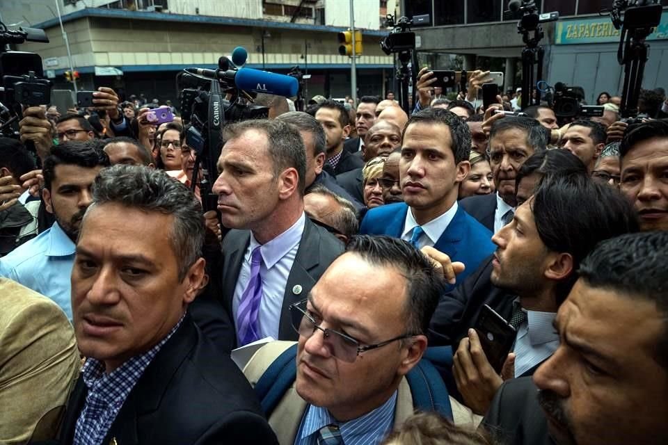 El presidente de la Asamblea Nacional, Juan Guaido (centro) denunció que no lo dejaron entrar a la Asamblea Nacional.