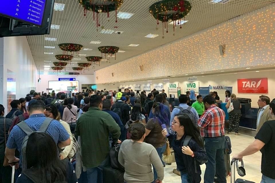 En el Aeropuerto Internacional de Mérida los usuarios buscan en mostradores respuesta a la demora que presentan sus vuelos.