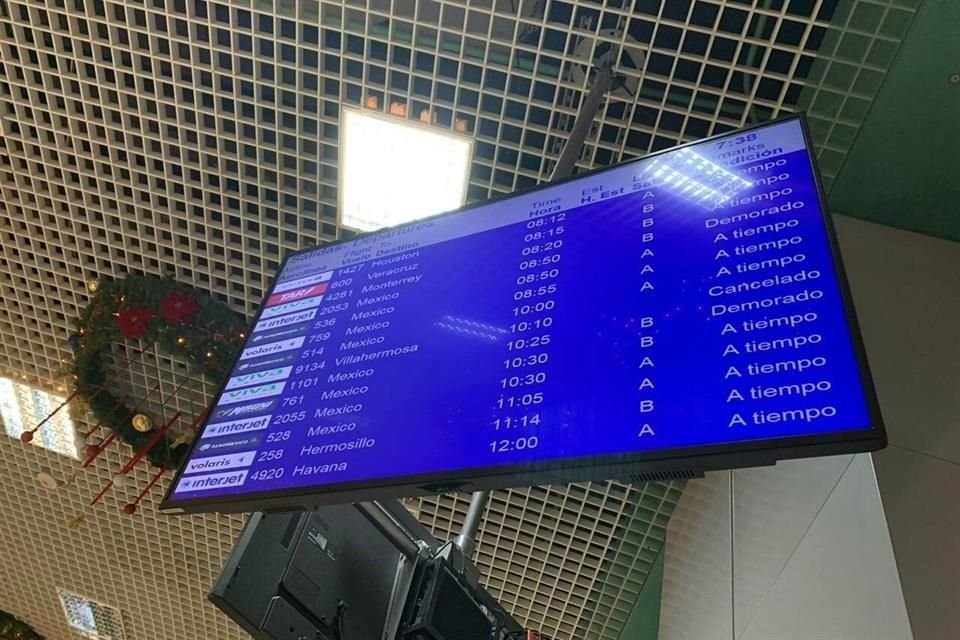 En el Aeropuerto Internacional de Mérida los usuarios buscan en mostradores respuesta a la demora que presentan sus vuelos.