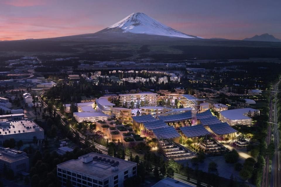 Woven City estará ubicada a las faldas del monte Fuji en Japón, tendrá una extensión de 175 acres (70.82 hectáreas) y estará completamente conectada, alimentada por celdas de combustible de hidrógeno.