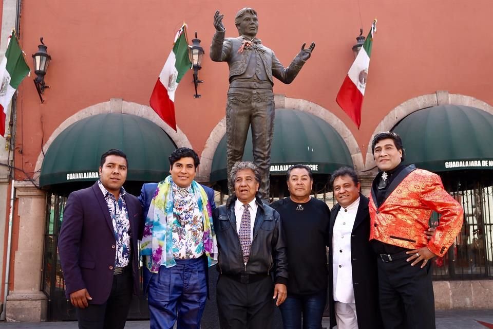 Imitadores y amigos de Juan Gabriel se dieron cita en la estatua del 'Divo de Juárez' ubicada en la Plaza Garibaldi, para cantarle las mañanitas, ya que este martes cumpliría 70 años.