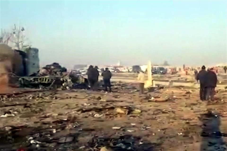 Al menos 170 personas murieron luego de que avión ucraniano en el que viajaban cayera tras despegar del aeropuerto de Teherán.