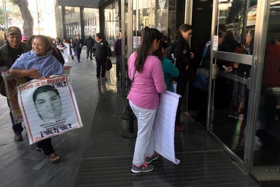 Los padres de los normalistas a su llegada a la sede de la FGR.