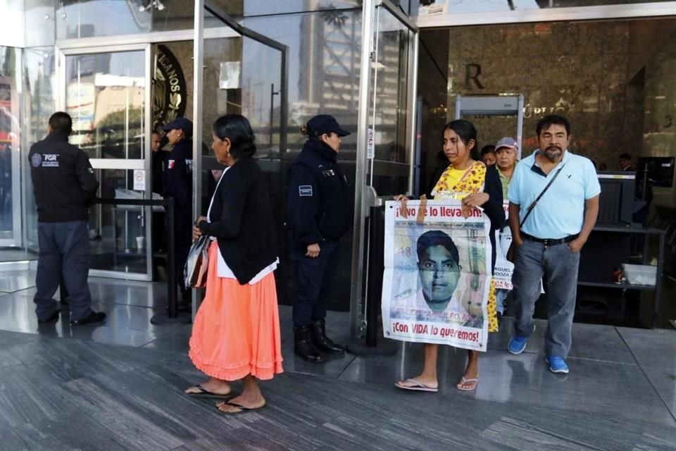 Padres de los normalistas a su salida de la reunión en la FGR.