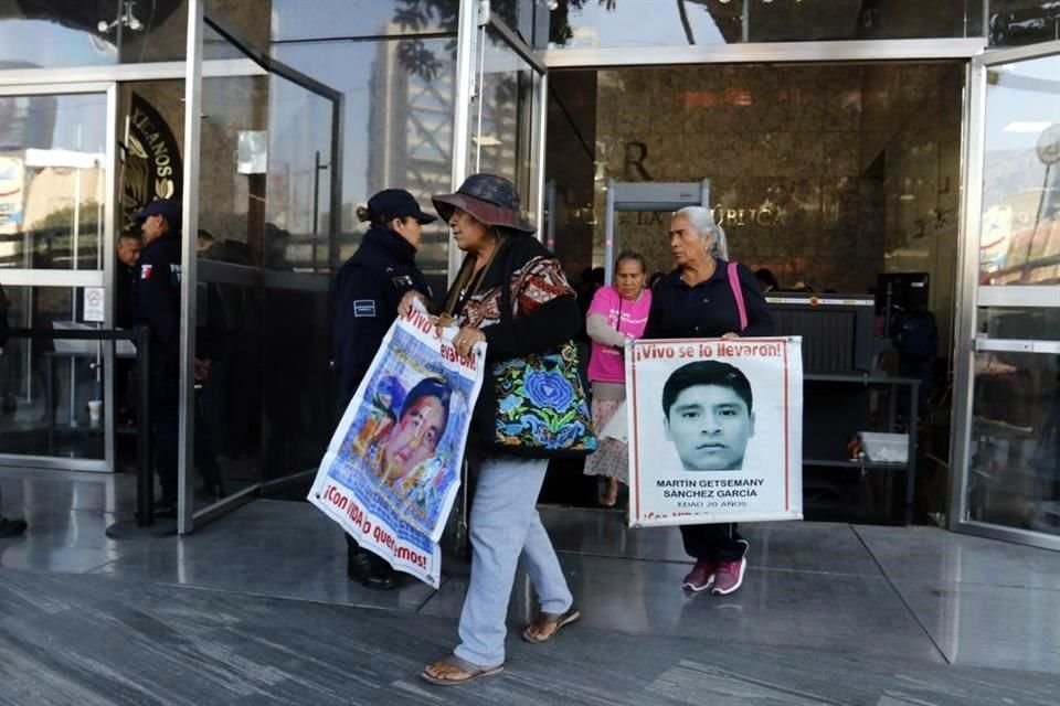 Antes de acudir a la sesión  de la Comisión para la Verdad, padres de los 43 sostuvieron una reunión en la FGR.