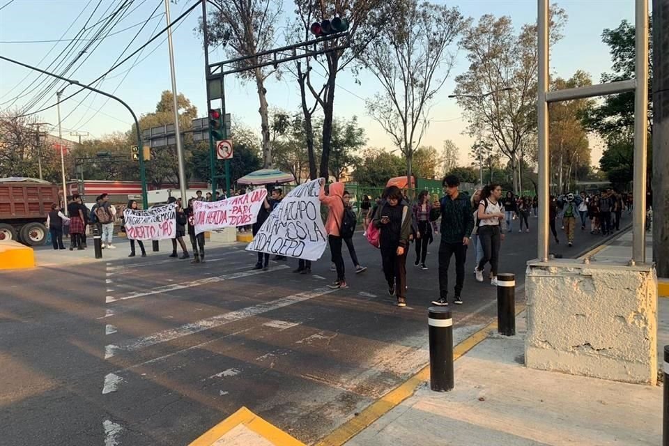 El bloqueo, en el que también participan maestros y padres de familia, se realiza en dirección al sur de manera intermitente.