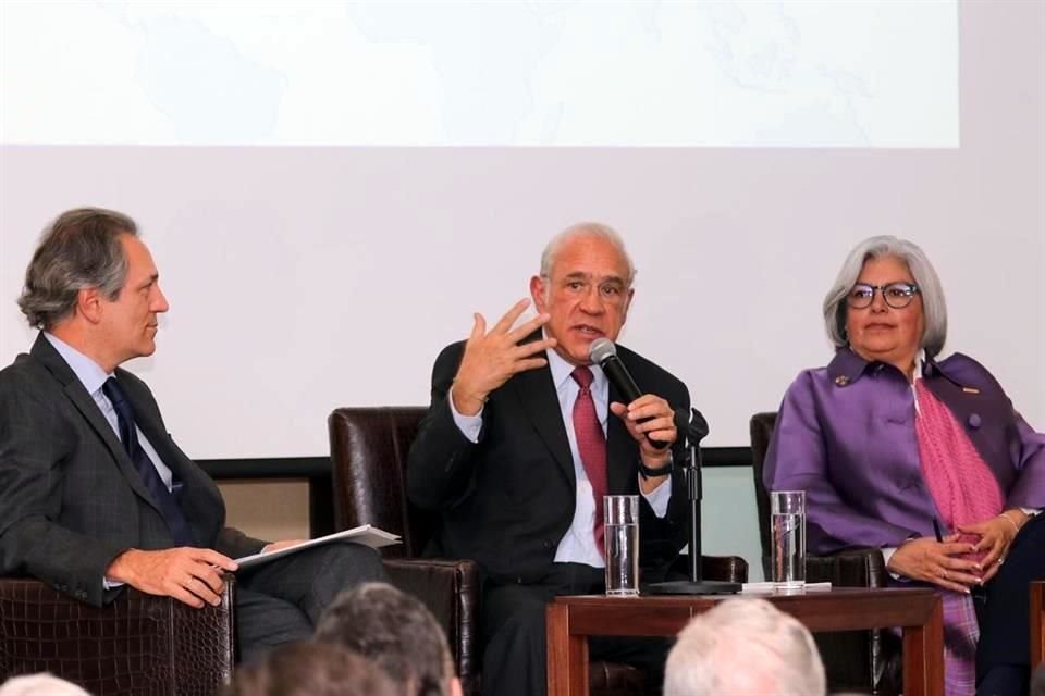 José Ángel Gurría en conferencia con la titular de SE, Graciela Márquez.