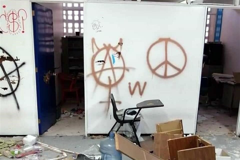 En casi todas la paredes de los planteles fueron rayadas con grafitis y consigna.