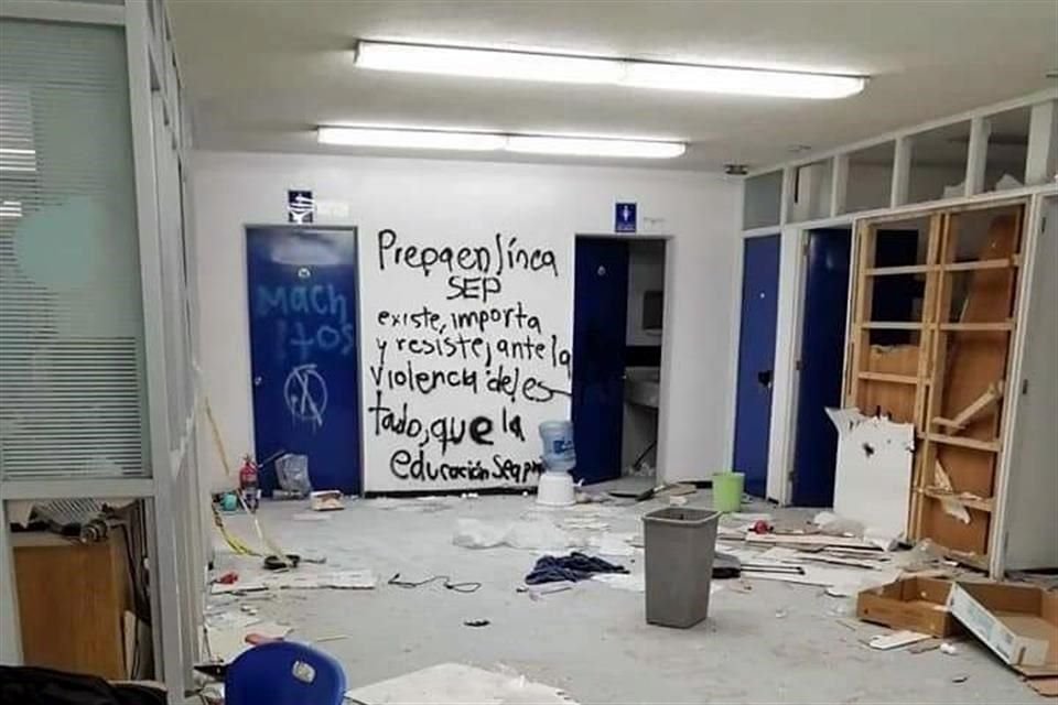 Áreas como enfermería, laboratorios, la alberca y los servidores muestran señales de vandalismo y desvalijados.
