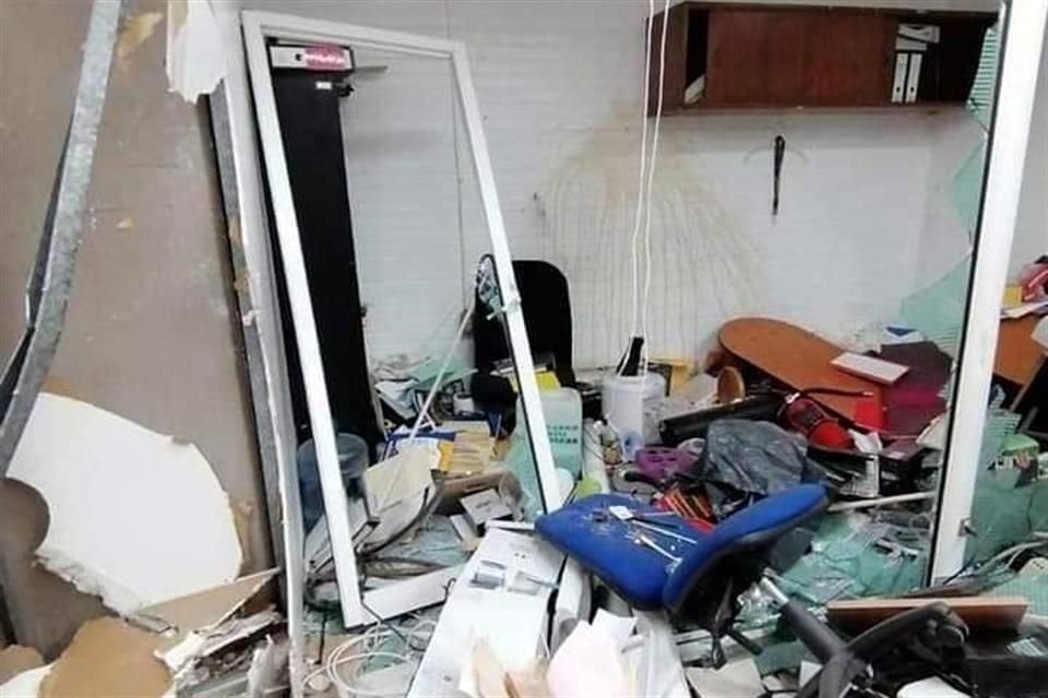 La enfermería, la alberca, los salones, computadoras, paredes, vidrios, sillas, muros, cuadros, material de deportes, extintores, puertas, han sufrido daños.