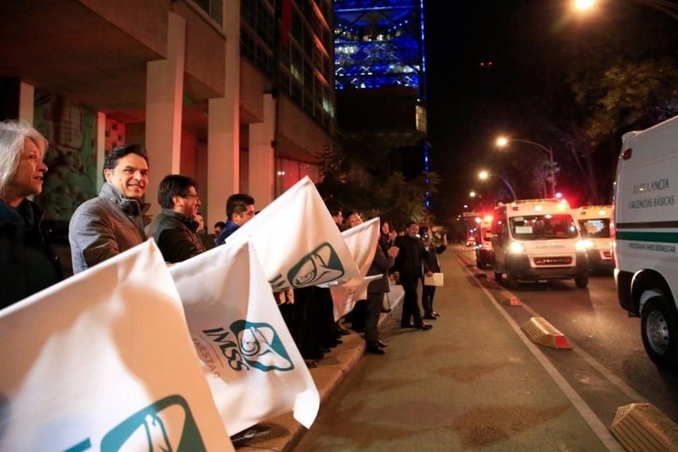 Los directores del IMSS y del IMPI en el banderazo de salida a las nuevas unidades.