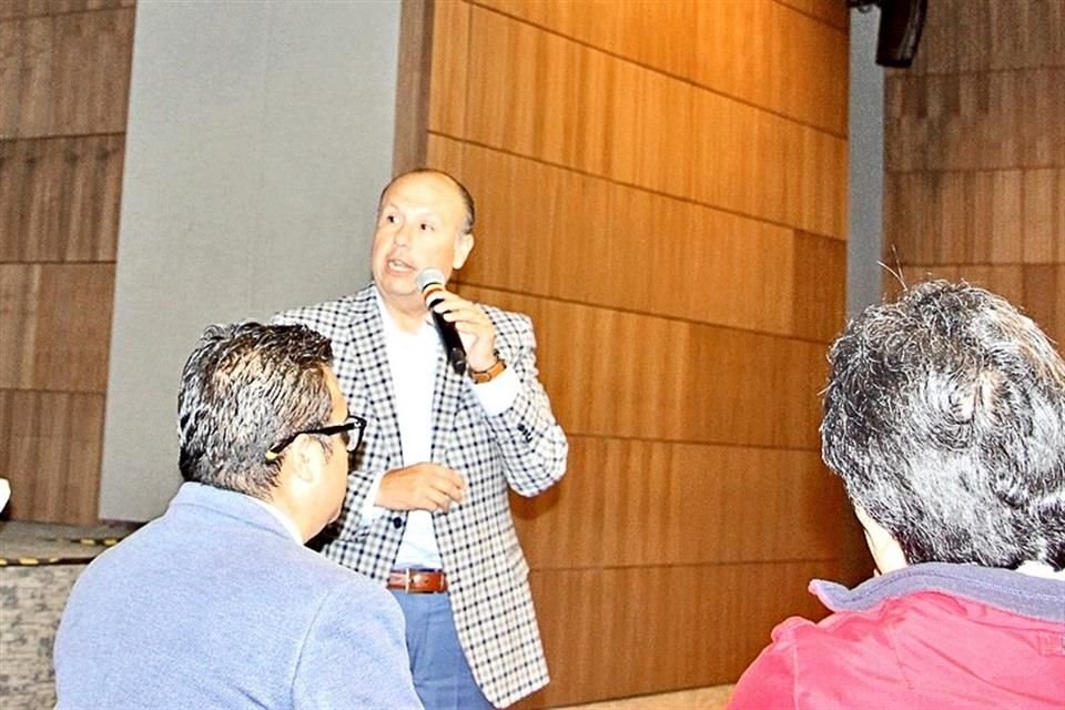 David Reyna Cantú, presidente de la Comisión de Transporte de la Caintra habla ante empresarios.