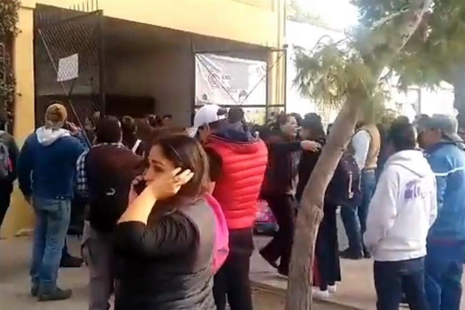 Tras el ataque, angustiados padres de familia acudieron al plantel para recoger a sus hijos.