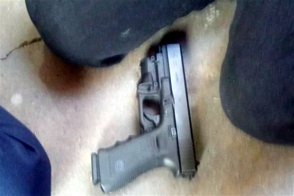 Junto al cuerpo sin vida del alumno agresor quedó una de las armas que usó en el ataque.