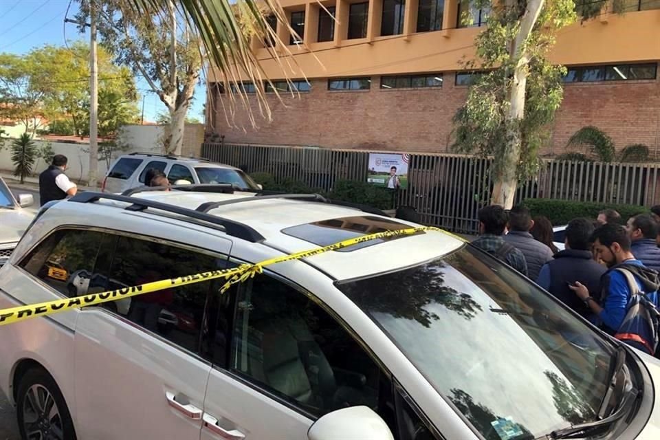 La zona el colegio fue acordonada por las autoridades.