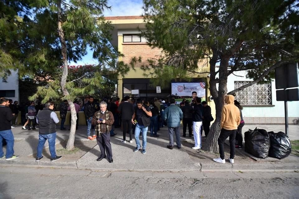 Luego de que tardaba en regresar, la maestra acudió a buscarlo al baño y fue en ese momento cuando comenzó a hacer los disparos.
