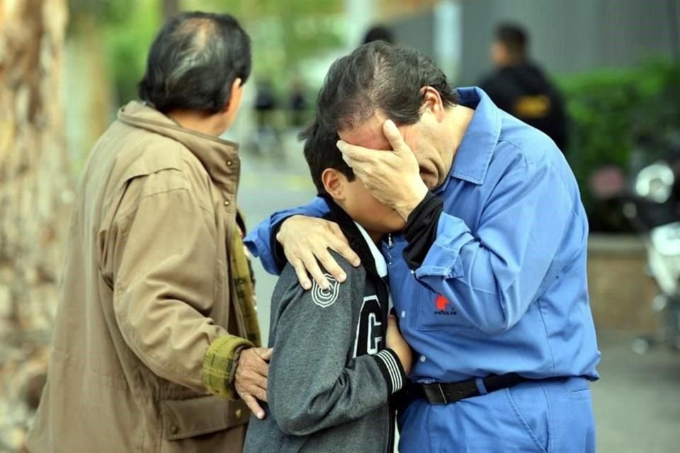 Personas reaccionaron así frente al Colegio Cervantes después de tiroteo que dejó dos muertos.