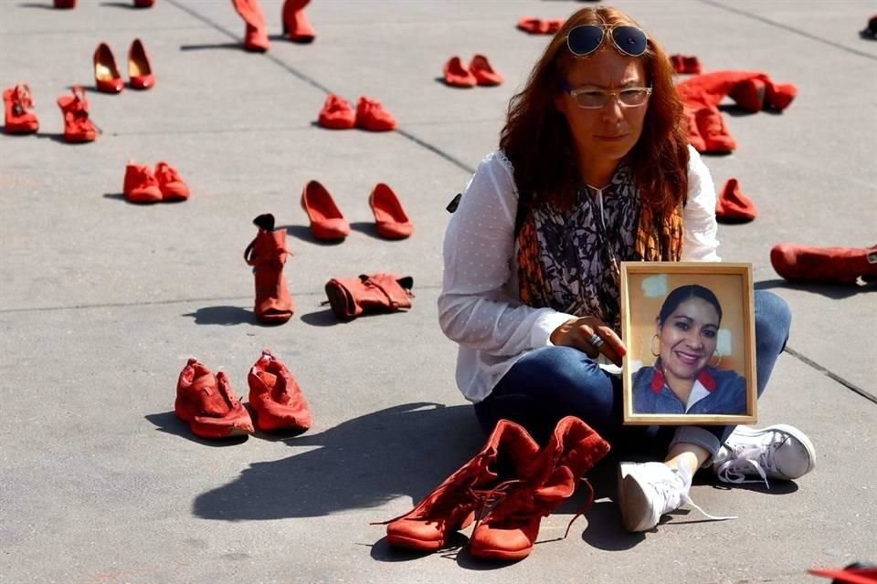 La obra se titula 'Zapatos Rojos'