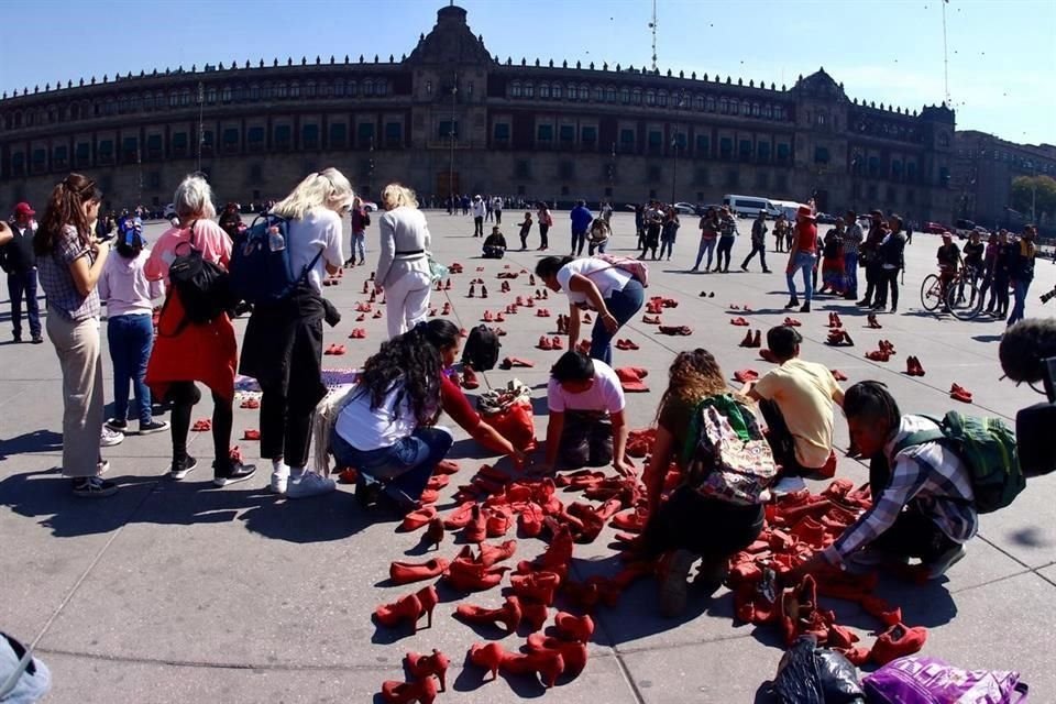 Los zapatos que conforman la instalación, en los que hay de toda clase, desde tacones hasta botas, son donados por diversas personas y son intervenidos en varios talleres de pintura donde se discute.