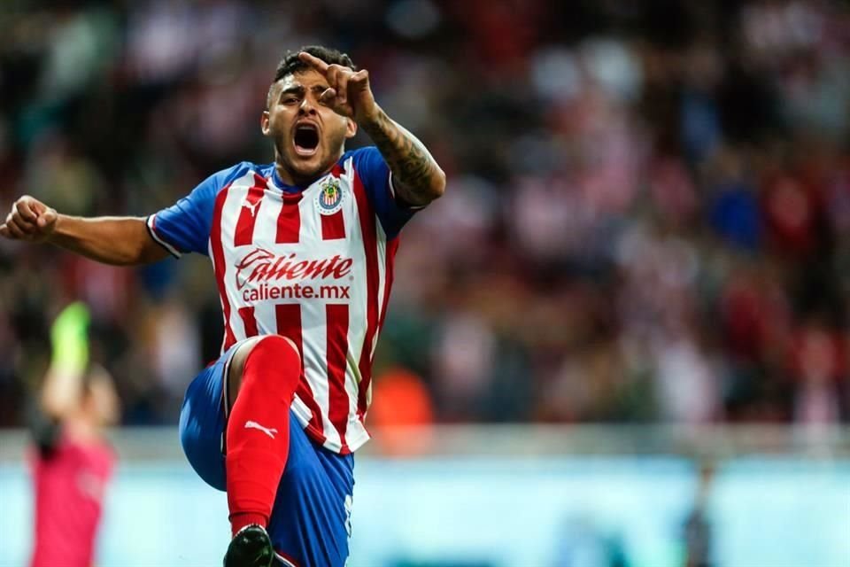 Alexis Vega abrió el marcador en el triunfo de Chivas.