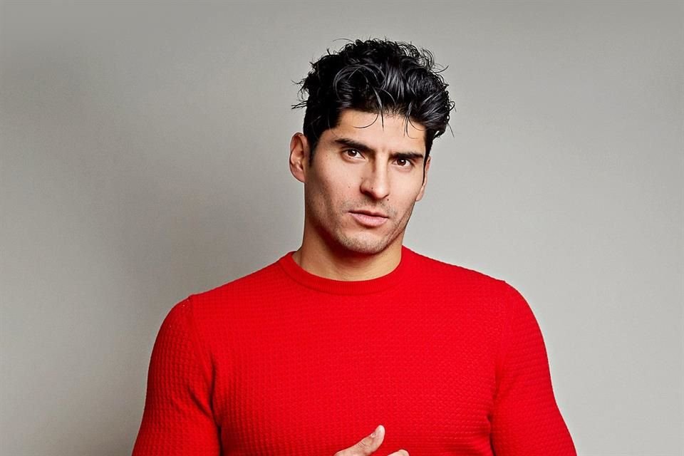 Christian Ramos interpreta a 'Cisco', un policía que resguarda a La Doña.