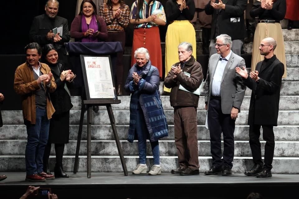Autoridades y personalidades develaron la placa conmemorativa por la primera temporada de la puesta en escena.