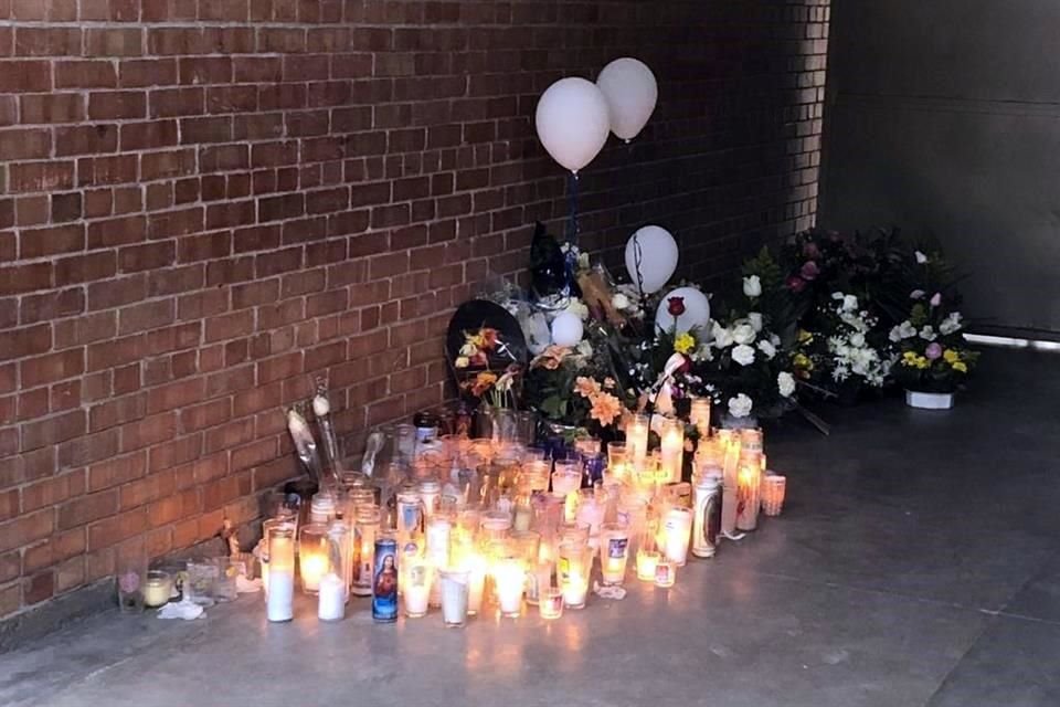 Veladoras, flores y globos se observan en uno de los accesos del Colegio Cervantes, donde las actividades permanecen suspendidas.