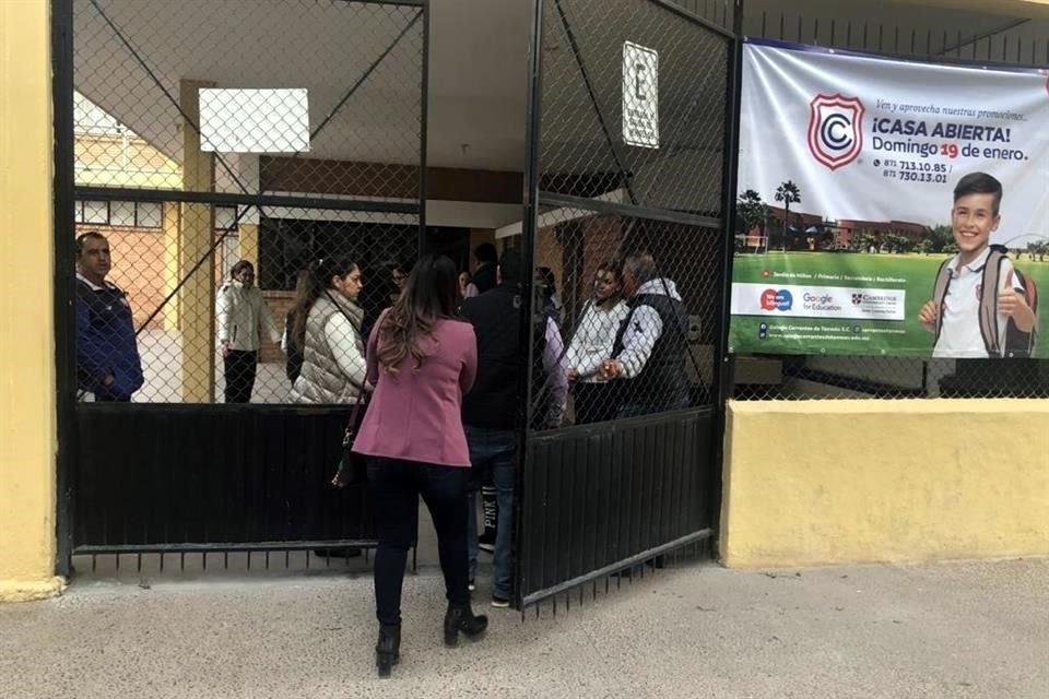 Padres de familia acuden hoy al Colegio Cervantes para recibir apoyo emocional tras la tragedia ocurrida el viernes.