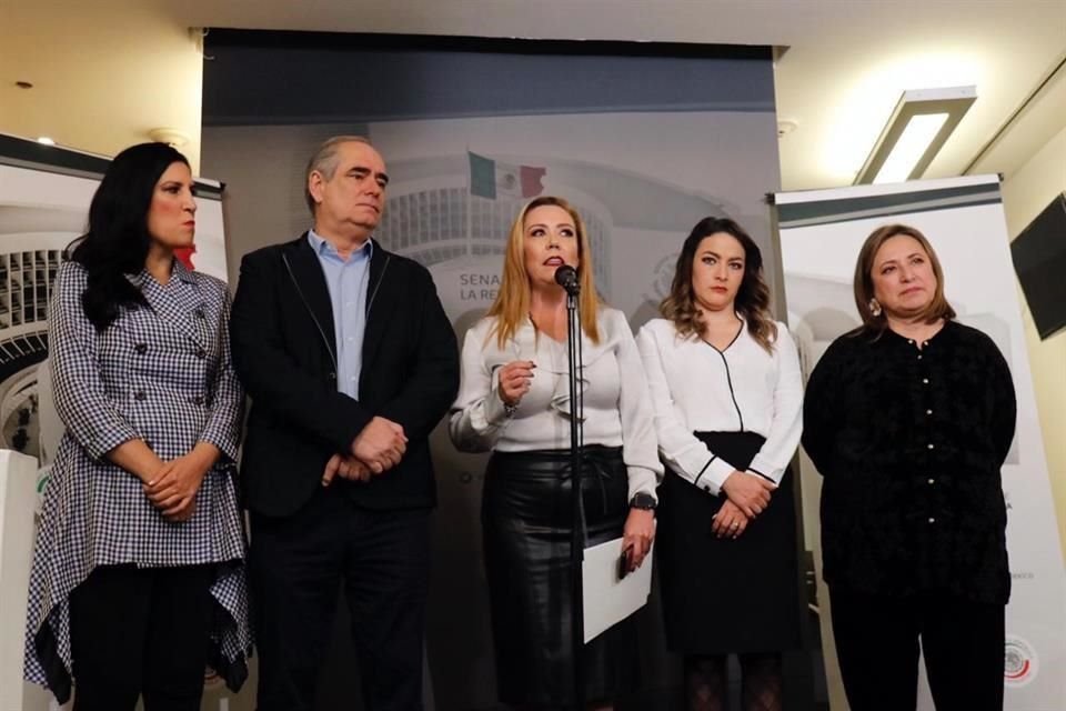 Los senadores panistas en conferencia de prensa.