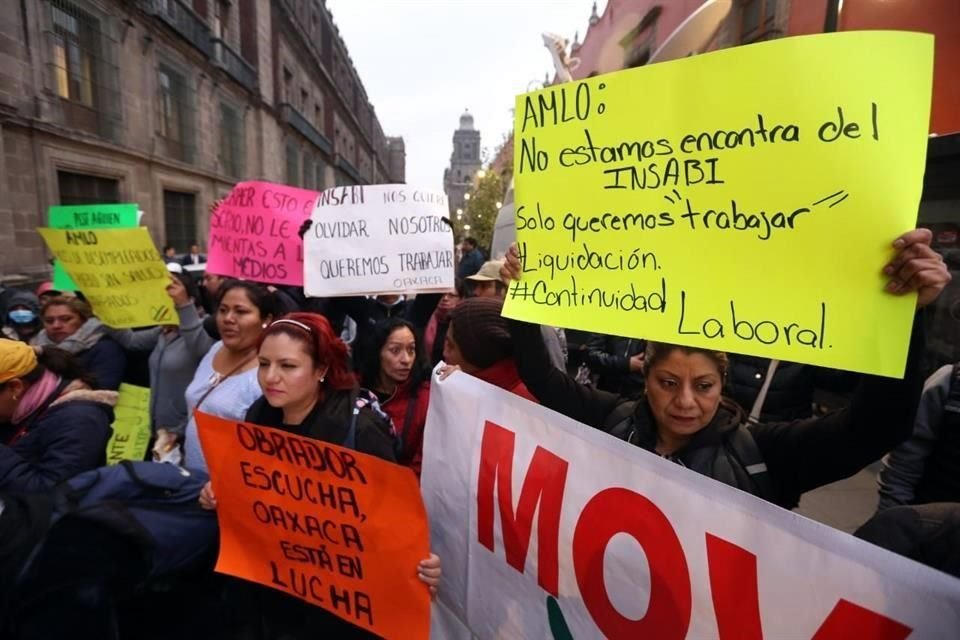 Los ex trabajadores se manifiestan mientras en Palacio Nacional se presenta un informe sobre el Sector Salud y el arranque del Insabi.