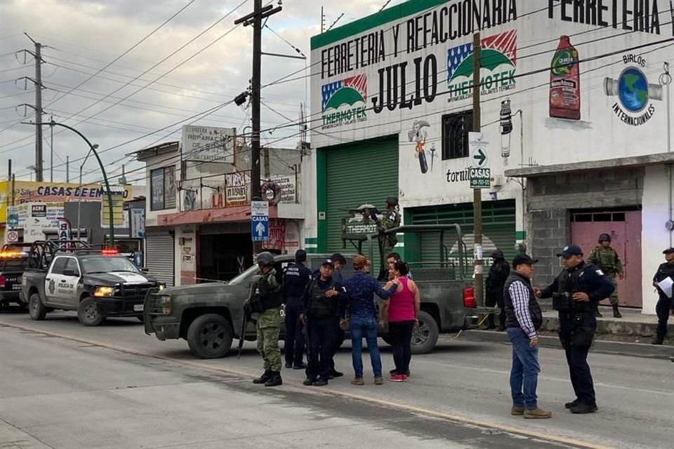  Elementos militares, de la Agencia Estatal de Investigaciones y de la Policía municipal acudieron al lugar para resguardar la zona. 