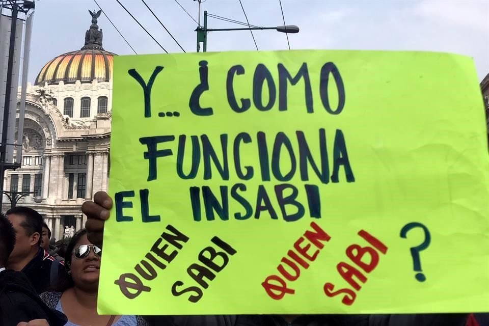 Los ex trabajadores del SP protestaron en varios puntos de la CDMX y acudieron a un par de dependencias en busca de una respuesta de autoridades.