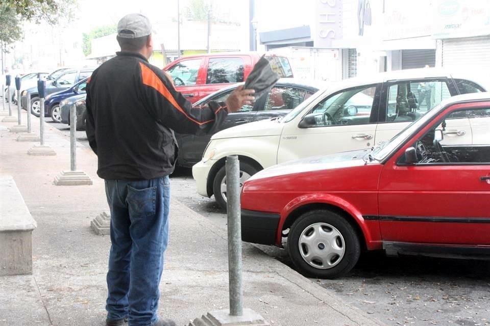 Los franeleros ofrecen sus 'servicios' en varios lugares públicos de San Nicolás.