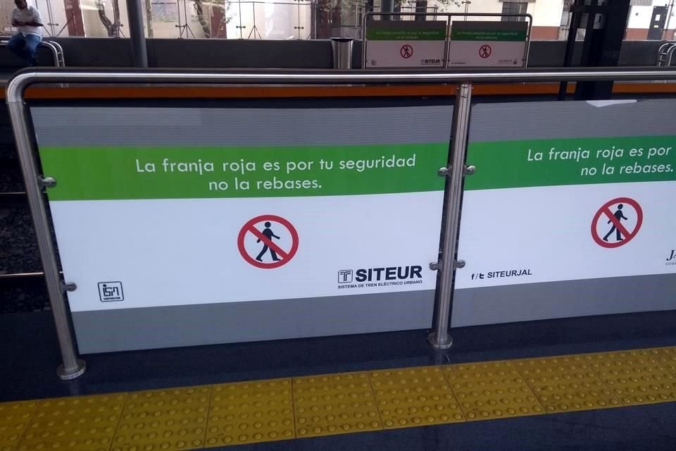 Este es el letrero que advierte sobre una línea roja... que en realidad es amarilla.