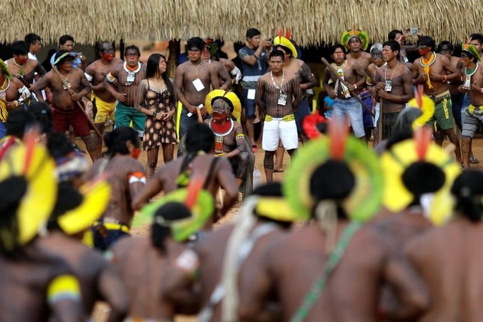 Las tribus indígenas en torno al líder Raoni Metuktire, en el parque indígena de Xingu.