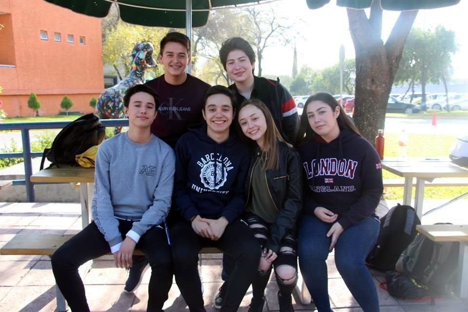 José Ángel Flores , Emiliano García, Mauricio Manrique, Alan Perez, Rebecca Dávila y Lucy Valero