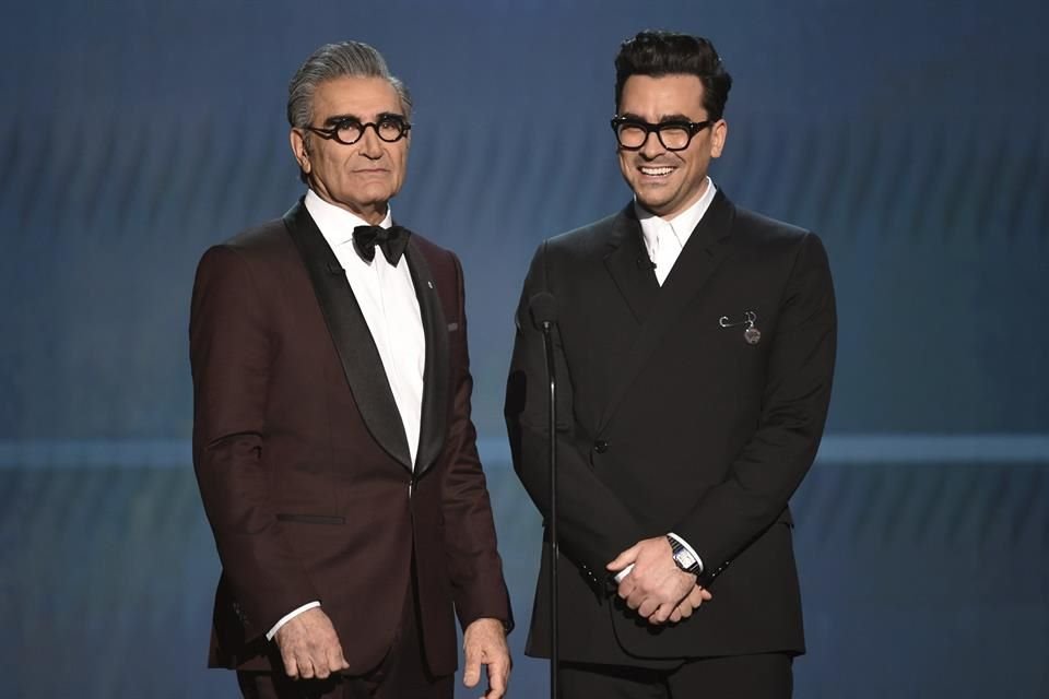 Eugene Levy (izq.) y Daniel Levy le dieron un toque cómico a la gala.