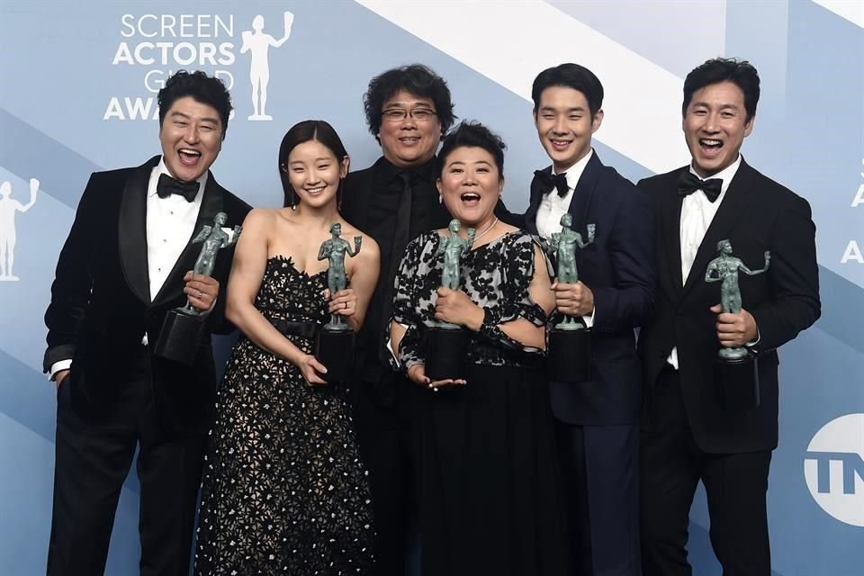 El equipo de producción de la cinta 'Parásitos' festejó por hacerse acreedores a Mejor Ensamble de Película en la 26 edición de los SAG AWards.