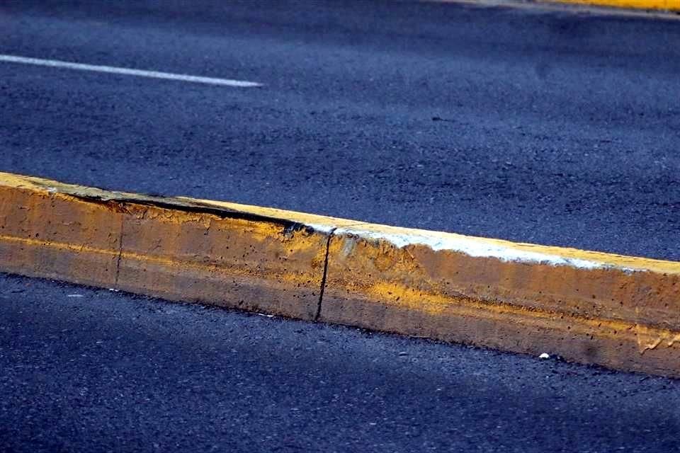 Este es el impacto que el auto dejó en el murete tras brincarlo y luego chocó.