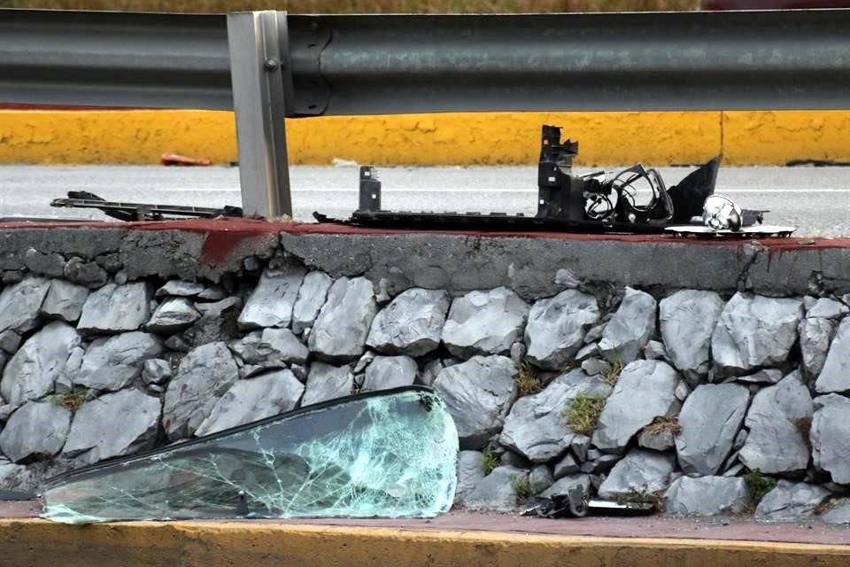 Trece horas después del choque, en el lugar quedaron partes de los vehículos.
