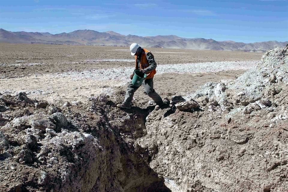 En julio pasado, el titular de la Semarnat propuso nacional el litio y crear una empresa estatal para su explotación.